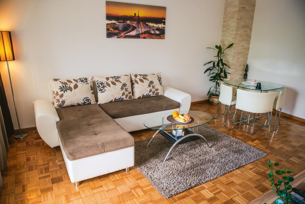 Apartment Arena White Belgrado Esterno foto